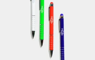 długopis metalowy z touch pen i zdobieniami na korpusie