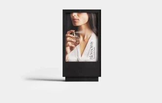 Wolnostojący baner LED textile z reklamą perfum Blossomy przedstawiającą kobietę trzymającą flakon