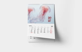 Kalendarz ścienny spiralowany na 2027 rok z ilustracją meduz i miesięcznym kalendarium