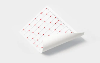Papierowy planer z nadrukowanym kalendarium, lekko podwinięty róg kartki