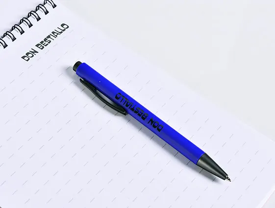 długopis plastikowy z szarymi elementami druk online 2