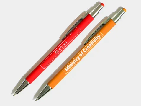 długopis metalowy soft touch z touch pen i srebrnymi akcentami 