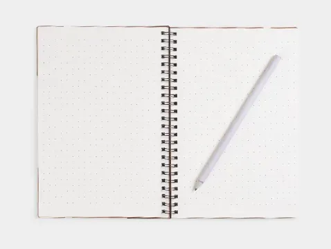 notes A5 z linijką i karteczkami samoprzylepnymi
