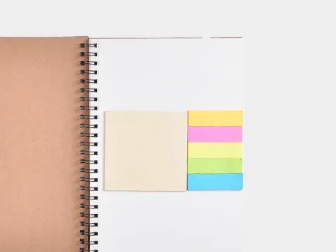 notes A5 z linijką i karteczkami samoprzylepnymi