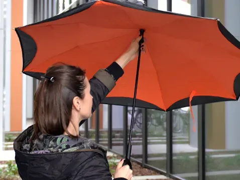 parasol składany odwrotnie