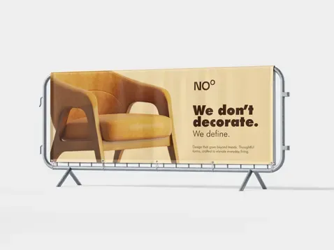 Baner tekstylny blockout z reklamą fotela marki NOO na barierce ekspozycyjnej