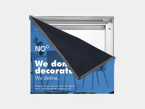 Baner tekstylny blockout blackback marki NOO z widoczną czarną warstwą zaciemniającą od spodu