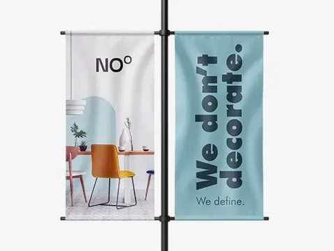 Baner tekstylny Blockout Blackback montowany na latarni z grafiką mebli i hasłem reklamowym