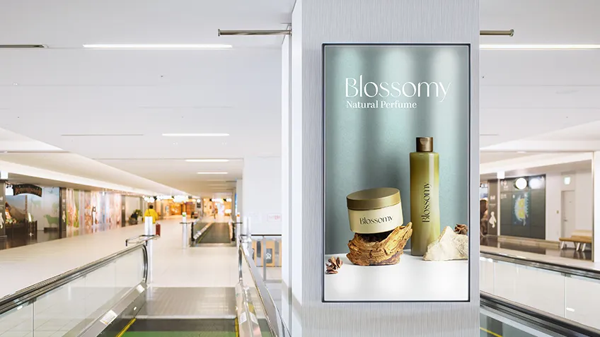 Baner LED textile z reklamą Blossomy Natural Perfume w galerii handlowej
