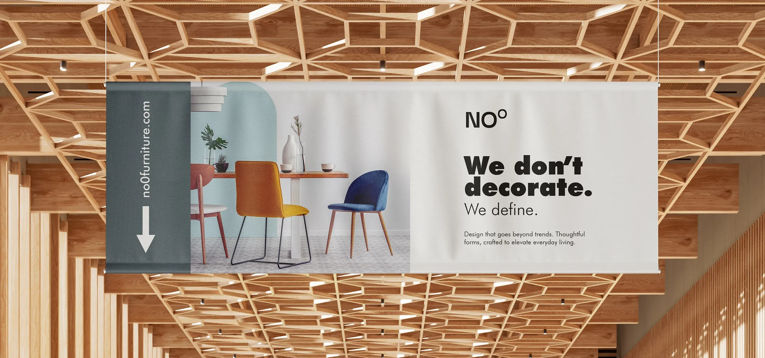 Baner tekstylny Blockout Blackback z nadrukiem reklamowym wnętrza i mebli, zawieszony w nowoczesnej przestrzeni