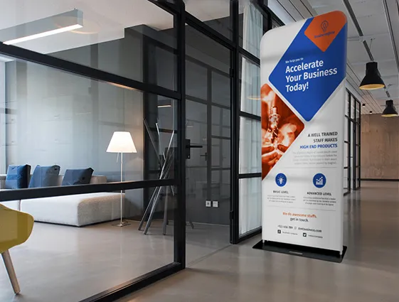 Tekstylny stand reklamowy z nadrukiem ustawiony w nowoczesnym biurze