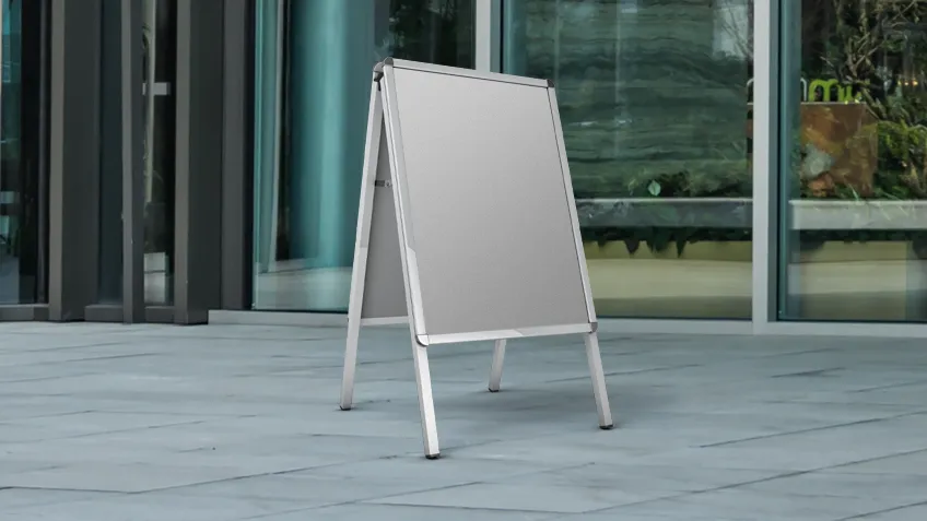 Potykacz reklamowy typu A ustawiony na zewnątrz przed budynkiem