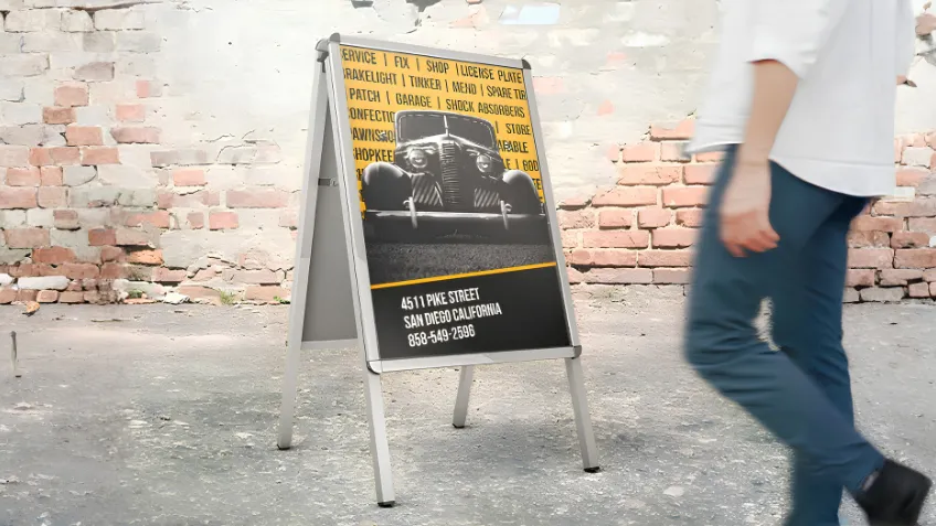 Potykacz reklamowy aluminiowy z plakatem ustawiony na zewnątrz