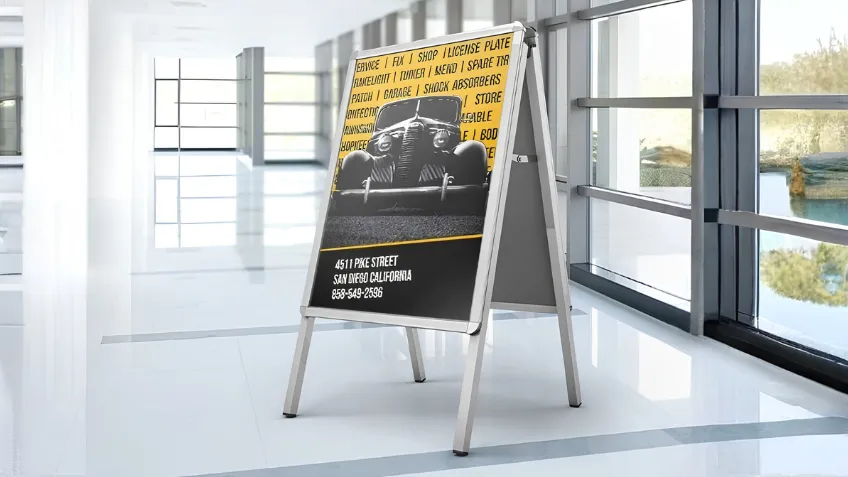 Aluminiowy potykacz reklamowy z plakatem ustawiony we wnętrzu budynku