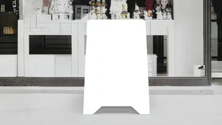 Dwustronny potykacz reklamowy z PVC z ustawiony przed witryną sklepową