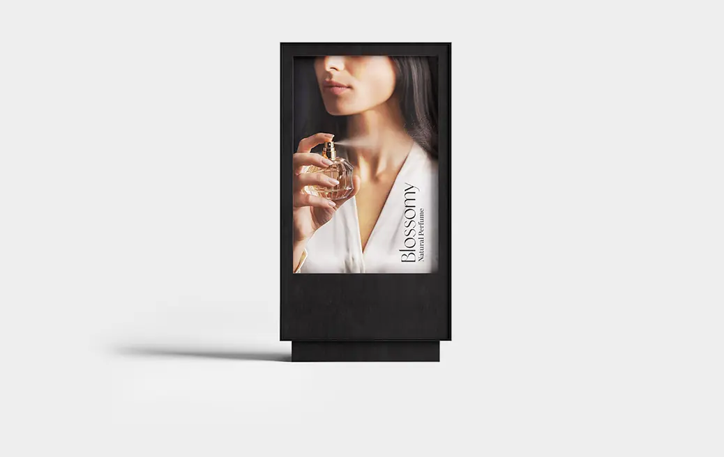 Wolnostojący baner LED textile z reklamą perfum Blossomy przedstawiającą kobietę trzymającą flakon